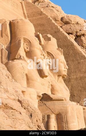 Statue colossali al grande tempio di Ramesse II, Abu Simbel, Egitto Foto Stock