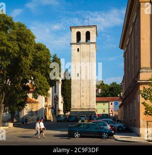 Pula, Istria County, Croazia. Il campanile a pianta libera della cattedrale di Pola, Cattedrale dell'Assunzione della Beata Vergine Maria. Foto Stock