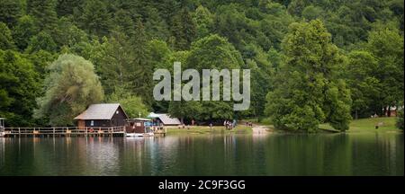 Plitvice Lakes National Park, Lika-Senj County e Karlovac County, Croazia. Lago. Uno dei 16 laghi del parco. Traghetti elettrici partono su excu Foto Stock