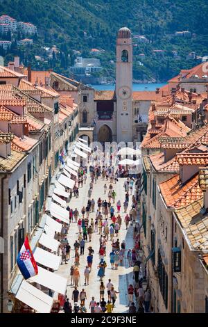 Dubrovnik, Dubrovnik-Neretva County, Croazia. Stradun, conosciuta anche come Placa, la strada principale di Dubrovnik. Campanile alla fine della strada. La città vecchia o Foto Stock