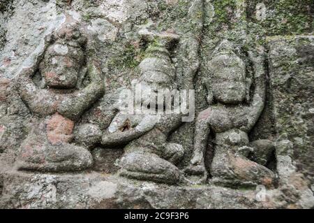 Cambogia: Kbal Spean; incisioni sulle rive e nel letto del fiume si dice che santificare le acque che alimentano Angkor. figu indù coperto di licheni Foto Stock