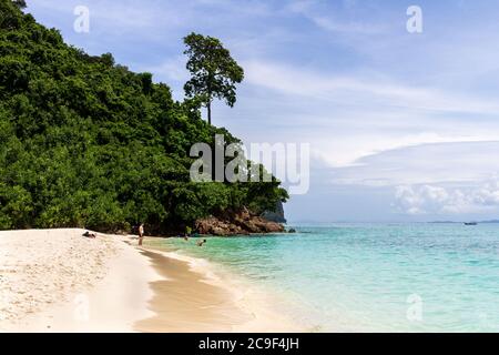 La splendida Bamboo Island vicino a Koh Phi Phi in Thailandia Foto Stock