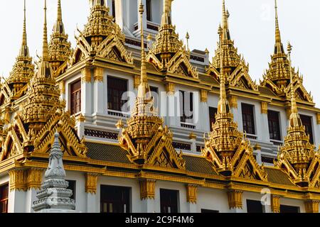 Golden Loha Prasat all'interno del tempio di Wat Ratchanatdaram nella regione di Ratthanakhosin a Bangkok, Thailandia Foto Stock