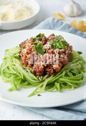 Pasta al keto alla bolognese con tagliatelle di carne e zucchine, fodmap, lchf, carb basso. Verticale Foto Stock