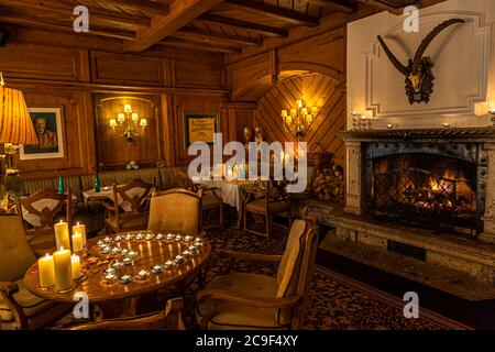 Ristorante con camino aperto dell'Hotel Singer a Berwang, Austria Foto Stock