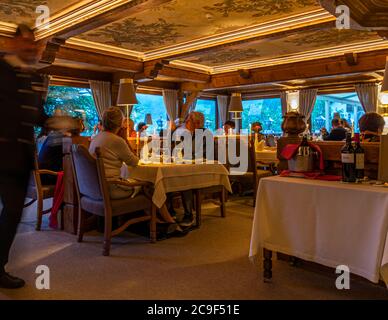 Persone che mangiano nel ristorante di Berwang, Austria Foto Stock