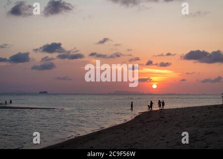 Tramonto a Baan Tai Beach, Koh Phangan, Thailandia Foto Stock