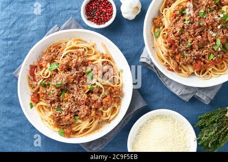 Pasta Bolognese Linguine con carne di pecorino e pomodori, parmigiano. Vista dall'alto, primo piano Foto Stock