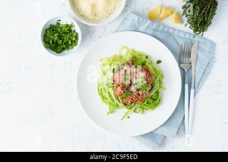 Pasta al keto alla bolognese con tagliatelle di carne e zucchine, fodmap, lchf. Vista dall'alto, spazio di copia Foto Stock