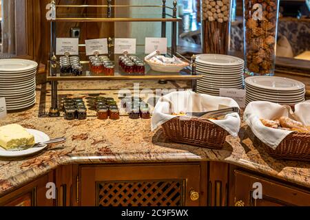 Prima colazione a buffet dell'hotel con misure igieniche Corona a Berwang, Austria Foto Stock