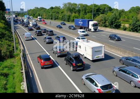 Bristol, 31 luglio 2020. Il traffico estivo intenso ha rallentato gravemente il traffico sull'autostrada M5 in direzione sud all'uscita 17. Il traffico in direzione nord si muove liberamente, ma l'aumento del numero di persone che si dirigono verso sud verso le destinazioni di vacanza staycation in questo venerdì molto caldo ha quasi portato l'autostrada ad un arresto. Credit: JMF News/Alamy Live News Foto Stock