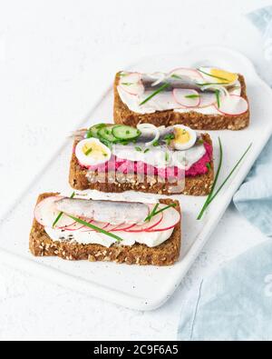 Scorrebrod salato, set di tradizionali panini danesi. Pane di segale nero Foto Stock