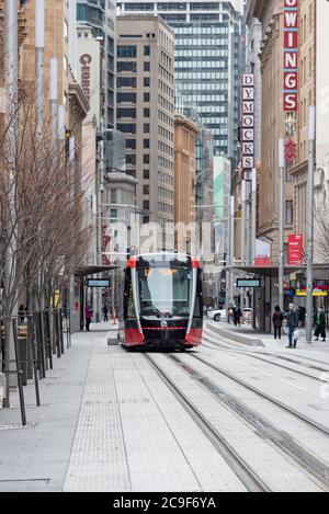 2020 luglio: Uno dei nuovi tram della ferrovia leggera di Sydney su George Street Sydney, Australia. Il tram viaggia tra i sobborghi di Randwick e Circular Quay Foto Stock