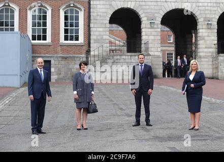 (Da sinistra a destra) Taoiseach Micheal Martin, primo ministro Arlene Foster, Tanaiste Leo Varadkar e vice primo ministro Michelle o'Neill nel castello di Dublino per il primo vertice del Consiglio ministeriale del Nord Sud (NSMC) da prima del crollo dell'amministrazione della condivisione del potere dell'Irlanda del Nord. Foto Stock