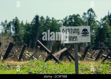 Cartello di avvertimento tedesco sulle mine antiuomo nel parco Patriot, Kubinka, nella regione di Mosca. Foto Stock