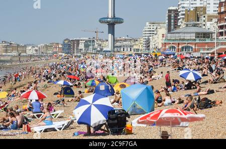 Brighton UK 31 luglio 2020 - le folle affollano oggi la spiaggia di Brighton su quello che si prevede sia il giorno più caldo dell'anno finora con le previsioni di temperature per raggiungere ben oltre 30 gradi nel sud-est. Il tempo è quindi impostato per raffreddarsi nel weekend: Credit Simon Dack / Alamy Live News Foto Stock