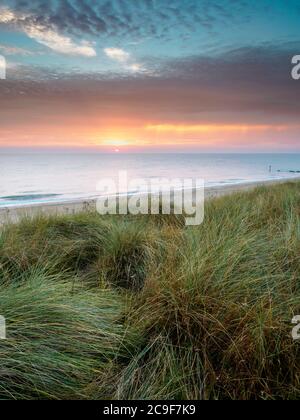 Alba sopra l'erba di marram a Waxham. Foto Stock