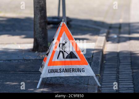 Triangolo segnaletico, con l'iscrizione tedesca Kanalsanierung in inglese fogna riabilitazione Foto Stock