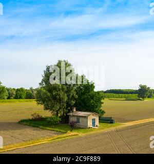 bella piccola fattoria in campagna in estate Foto Stock