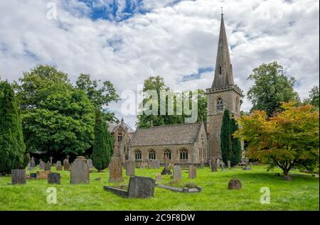 13 ° secolo Santa Maria la Vergine Chiesa nel Lower Slaughter, il Cotswolds, Inghilterra, Regno Unito Foto Stock