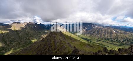 Vista panoramica dal picco Wolverine della valle del lago Long e della valle dei laghi Willawaw Foto Stock