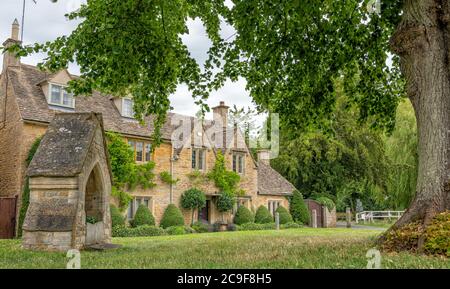 Lower Slaughter con vecchia fontana del 18 ° secolo potabile (ora disusato), il Cotswolds, Inghilterra, Regno Unito Foto Stock