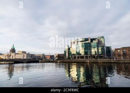 Dublino, Irlanda - 1 gennaio 2020: Nternational Financial Services Center (IFSC) e la Custom House accanto al fiume Liffey a Grand Canal Dock, Du Foto Stock