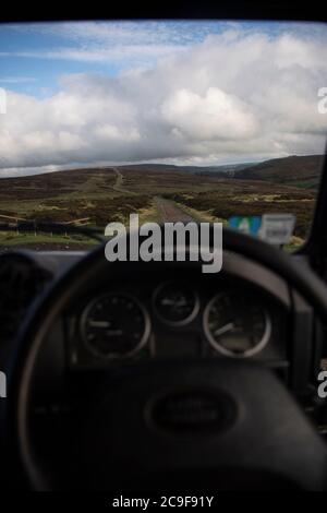 North Yorkshire Moors, UK - Luglio 23 2020: Land Rover Defender fuori strada su una corsia verde nel North Yorkshire Moors in Inghilterra. Foto Stock