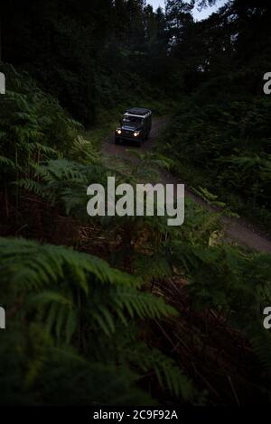 North Yorkshire Moors, UK - Luglio 23 2020: Land Rover Defender fuori strada su una corsia verde nel North Yorkshire Moors in Inghilterra. Foto Stock