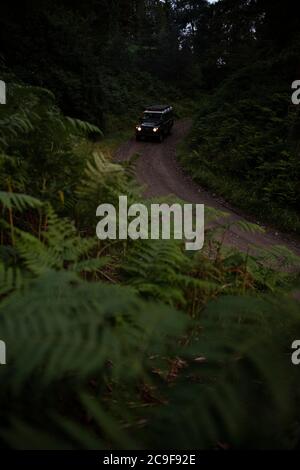 North Yorkshire Moors, UK - Luglio 23 2020: Land Rover Defender fuori strada su una corsia verde nel North Yorkshire Moors in Inghilterra. Foto Stock