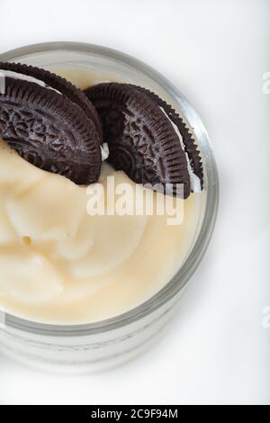 Deliziosa magnolia, oreo, pezzo di cioccolato in caffè di vetro Foto Stock