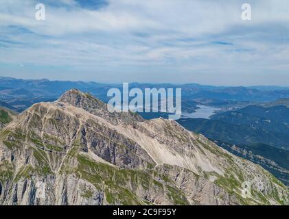 Gran Sasso (Italia) - la vetta dell'Italia centrale, regione Abruzzo, con escursionisti che praticano il trekking in alta quota Foto Stock
