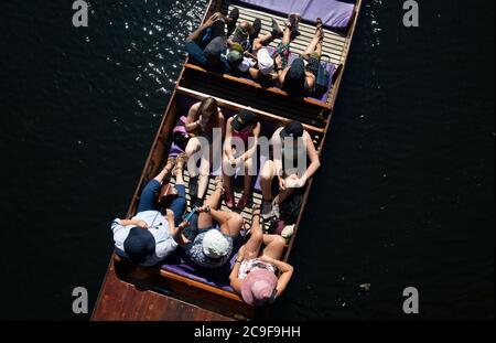 La gente apprezza il caldo durante un giro a bordo del fiume Cam a Cambridge. Il Met Office afferma che si aspetta che il venerdì sia il giorno più caldo dell'anno, con temperature che arrivano persino a 35°C (95°F) nella zona di Londra. Foto Stock