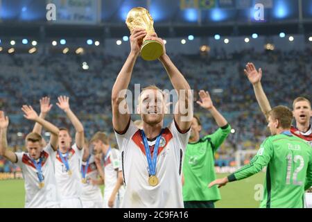 Benedikt HOEWEDES ha terminato la sua carriera all'età di 32 anni. Archivio foto: Benedikt HOEWEDES (H‚A¶WEDES) (GER) con trofeo, dietro di lui i suoi compagni di squadra cheer, cerimonia di premiazione, trofeo, coppa, giubilazione, gioia, entusiasmo, azione, Germania (GER)) - Argentina (ARG) 1-0 NV finale, finale, gioco 64, il 13 luglio 2014 a Rio de Janeiro. Coppa del mondo di calcio 2014 in Brasile dal 12 giugno. - 13 luglio 2014. ¬ | utilizzo in tutto il mondo Foto Stock