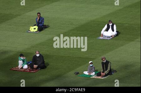 Gli adoratori socialmente distanziati a Croke Park, Dublino, il primo giorno di Eid, mentre le moschee di tutta l'Irlanda stanno segnando l'occasione di Eid al Adha, il festival del sacrificio, con il più grande evento che si svolge presso la sede della Gaelic Athletic Association (GAA) a Dublino. Foto Stock