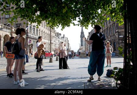 Edimburgo, Scozia, Regno Unito. 31 Gianni 2020. Giornata calda a Edimburgo a 22 gradi centigradi entro mezzogiorno con sole frizzante per i turisti che visitano il centro della città per fare un tour a piedi. Foto Stock