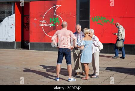 Edimburgo, Scozia, Regno Unito. 31 Gianni 2020. Giorno caldo a Edimburgo 22 gradi centigradi entro mezzogiorno con il sole frizzante per i turisti e residenti che visitano il centro della città per fare acquisti nelle vendite e altri che visitano i siti turistici locali. Foto Stock