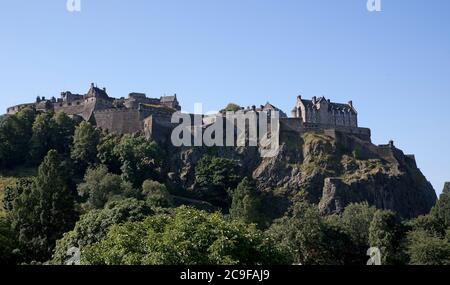 Edimburgo, Scozia, Regno Unito. 31 Gianni 2020. Giorno caldo a Edimburgo 22 gradi centigradi entro mezzogiorno con il sole frizzante per i turisti che visitano il centro della città per vedere il Castello di Edimburgo che è attualmente chiuso ma apre domani dopo essere stato chiuso per quattro mesi a causa della pandemia di Covid-19. Foto Stock