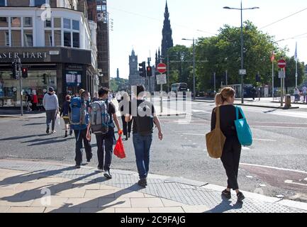 Edimburgo, Scozia, Regno Unito. 31 Gianni 2020. Giorno caldo a Edimburgo 22 gradi centigradi entro mezzogiorno con sole frizzante per i turisti che arrivano con i loro bagagli e che visitano il centro della città. Foto Stock