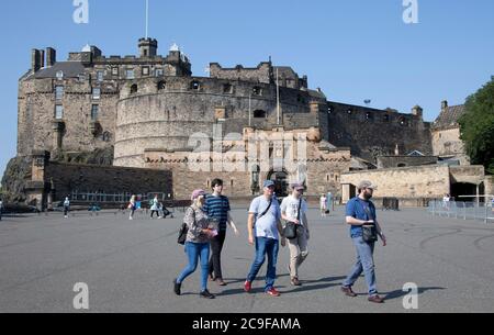 Edimburgo, Scozia, Regno Unito. 31 Gianni 2020. Giorno caldo a Edimburgo 22 gradi centigradi entro mezzogiorno con il sole frizzante per i turisti che visitano il centro della città per vedere il Castello di Edimburgo che è attualmente chiuso ma apre domani dopo essere stato chiuso per quattro mesi a causa della pandemia di Covid-19. Foto Stock