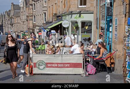 Edimburgo, Scozia, Regno Unito. 31 Gianni 2020. Giorno caldo a Edimburgo 22 gradi centigradi da mezzogiorno con sole frizzante per i turisti e residenti che visitano il centro della città per fare acquisti nelle vendite e altri per fare colazione o brunch in Cockburn Street. Foto Stock