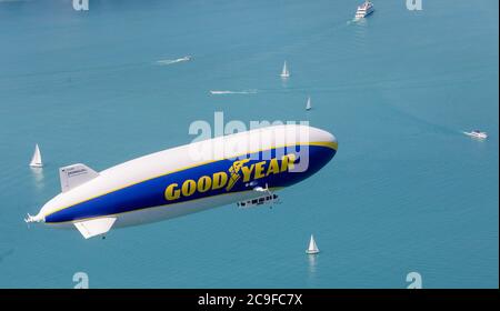 Konstanz, Germania. 31 luglio 2020. A Zeppelin NT vola sul Lago di Costanza a temperature estive. Credit: Thomas Warnack/dpa/Alamy Live News Foto Stock