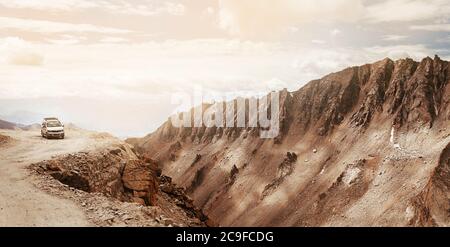 Auto fuoristrada che attraversa il passo di montagna ad alta quota sulla strada Leh - Manali nell'Himalaya dell'India settentrionale, regione del Ladakh. Foto Stock