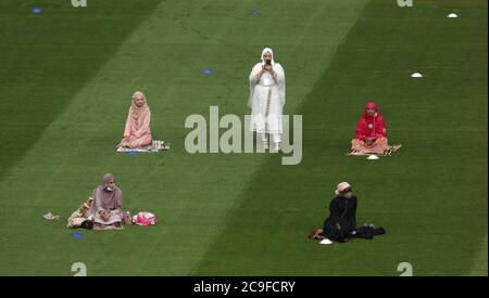 Gli adoratori socialmente distanziati a Croke Park, Dublino, il primo giorno di Eid, mentre le moschee di tutta l'Irlanda stanno segnando l'occasione di Eid al Adha, il festival del sacrificio, con il più grande evento che si svolge presso la sede della Gaelic Athletic Association (GAA) a Dublino. Foto Stock