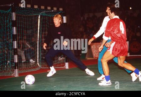 Tennis Gala zugunsten der Tore-Meinecke-Stiftung auf dem Rothebaum in Hamburg, Deutschland 1990, Gaststar: Boris Becker beim Fußball Foto Stock