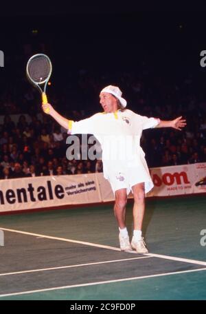 Tennis Gala zugunsten der Tore-Meinecke-Stiftung auf dem Rothebaum in Hamburg, Deutschland 1990, Gaststar: Otto Waalkes auf dem Tennisplatz Foto Stock