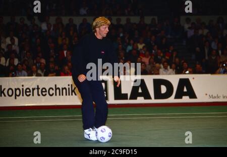 Tennis Gala zugunsten der Tore-Meinecke-Stiftung auf dem Rothebaum in Hamburg, Deutschland 1990, Gaststar: Boris Becker beim Fußball Foto Stock