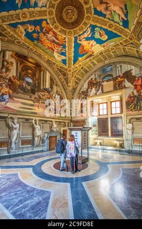 Le Stanze di Raffaello sono probabilmente gli affreschi più famosi dei Musei Vaticani, e una delle incredibili opere di questa immensa collezione Foto Stock