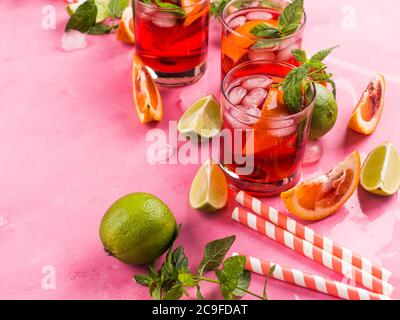 Cocktail rosso fresco ghiacciato con arancio sangue Foto Stock