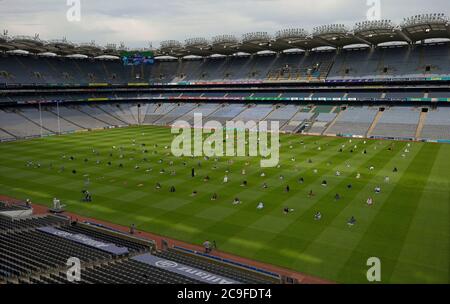 Gli adoratori socialmente distanziati a Croke Park, Dublino, il primo giorno di Eid, mentre le moschee di tutta l'Irlanda stanno segnando l'occasione di Eid al Adha, il festival del sacrificio, con il più grande evento che si svolge presso la sede della Gaelic Athletic Association (GAA) a Dublino. Foto Stock